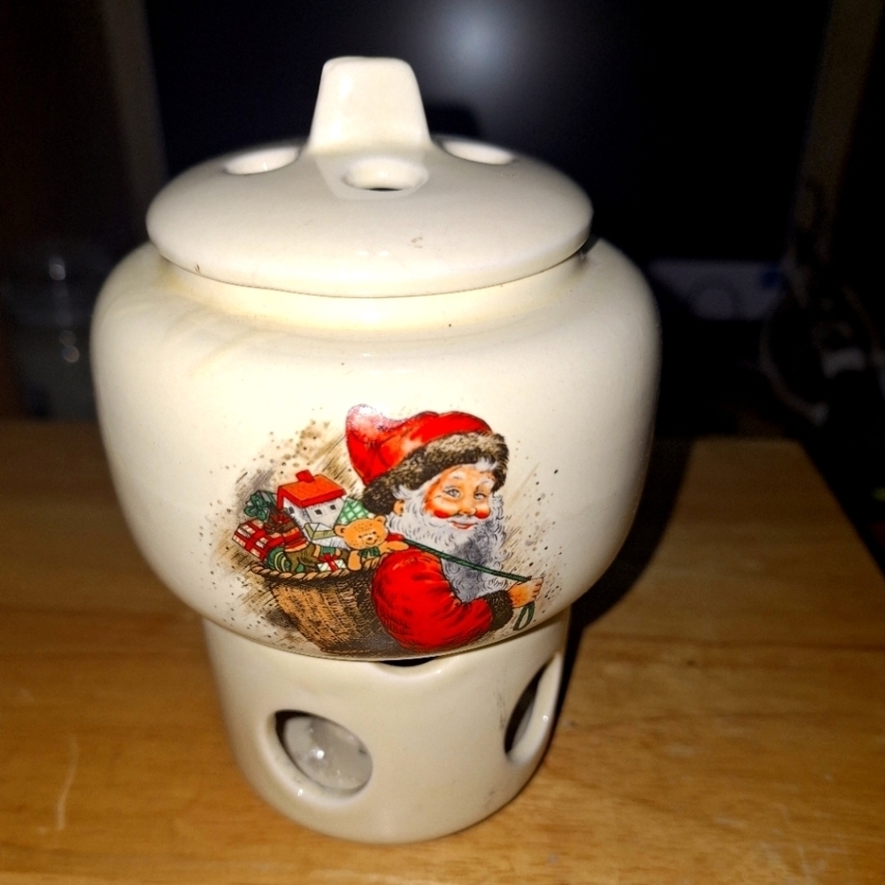 A Potpourri Press Room Scenter in the original box. Pre-loved on good shape.